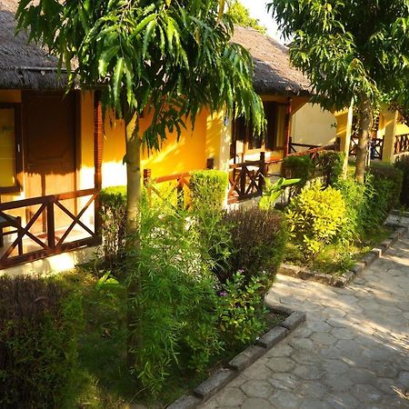 Mr. B'S Place Bardiya Exteriör bild