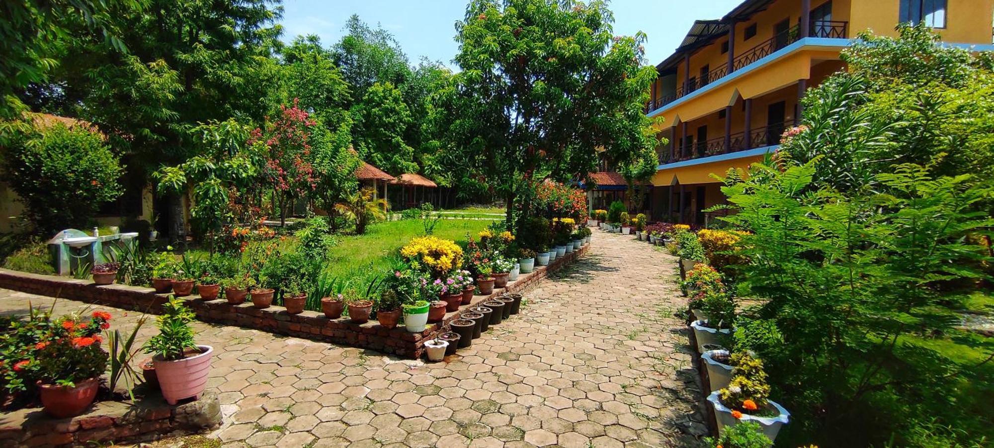Mr. B'S Place Bardiya Exteriör bild