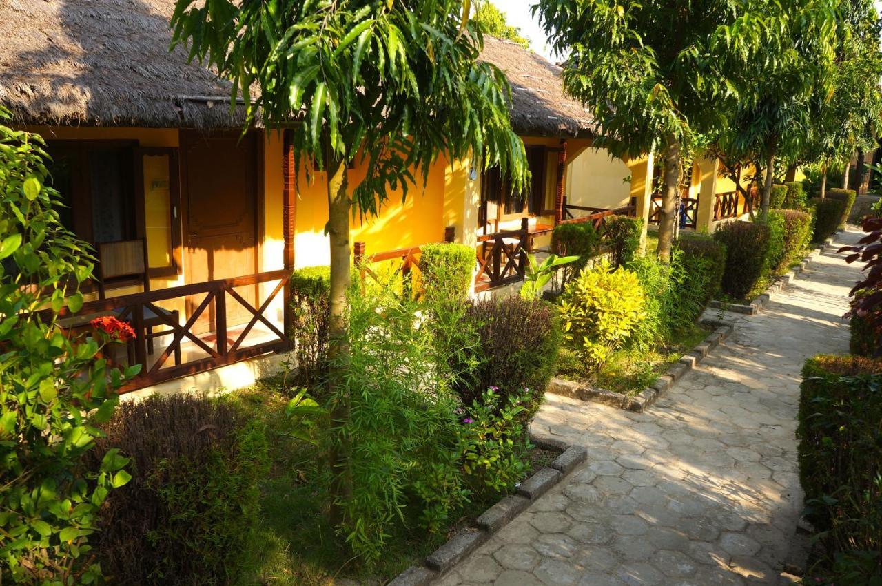 Mr. B'S Place Bardiya Exteriör bild