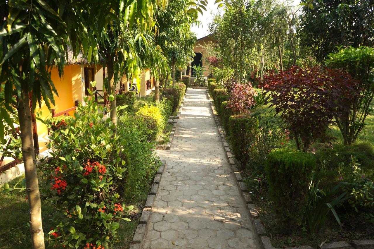 Mr. B'S Place Bardiya Exteriör bild